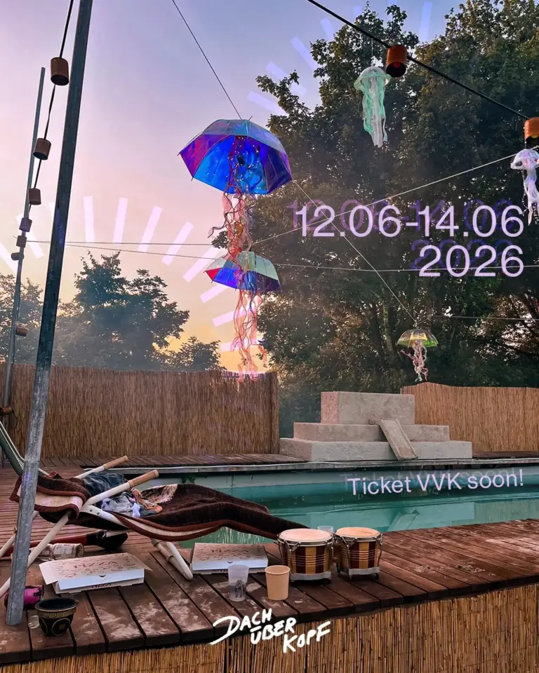 Abendstimmung am Pool des DachüberKopf Festivals mit bunten Quallen-Dekoelementen und dem Datum 12.–14. Juni 2026